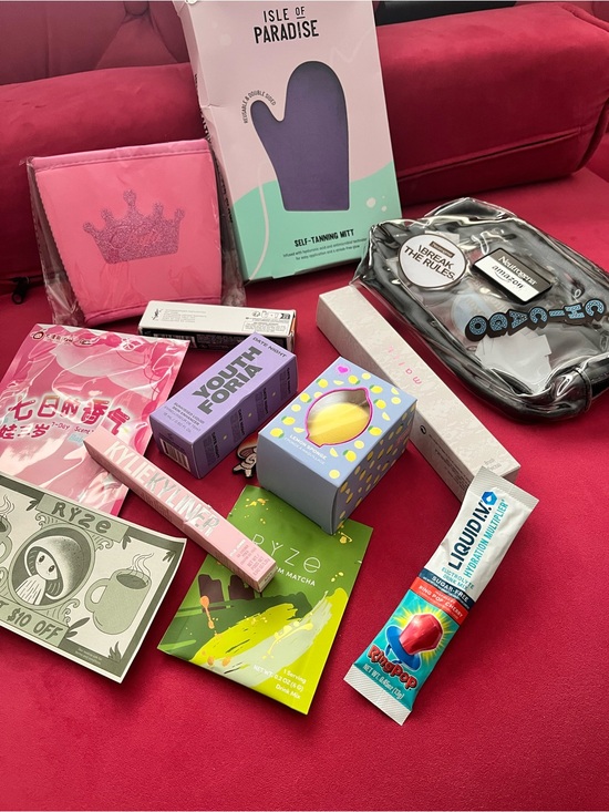 Isle of Paradise Accessories - Stuffed belt bag + beauty items